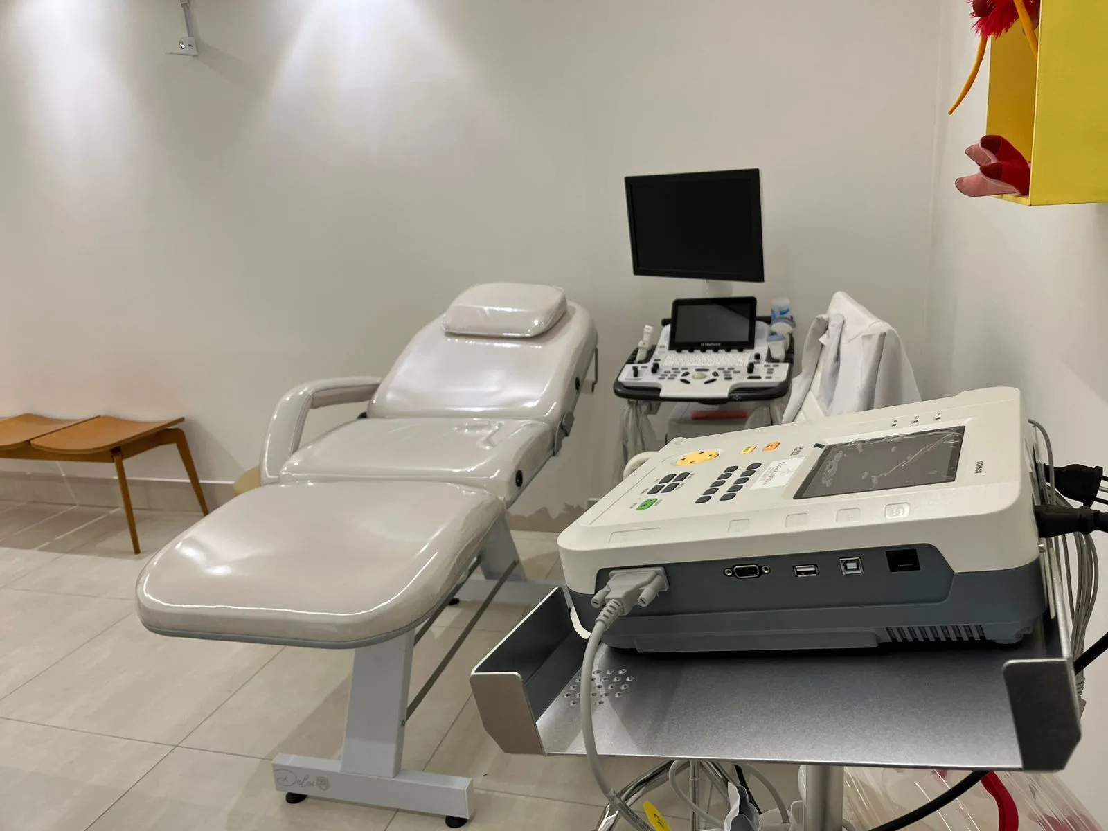 Sala do ecocardiograma da Viva Pediatria com aparelho e maca