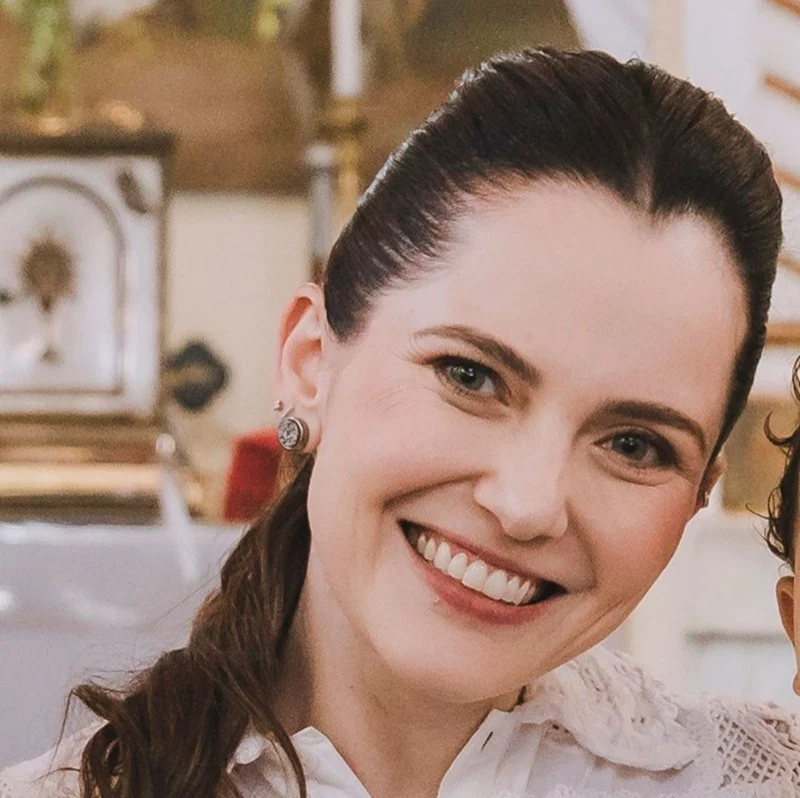 Dra. Larissa Mikael